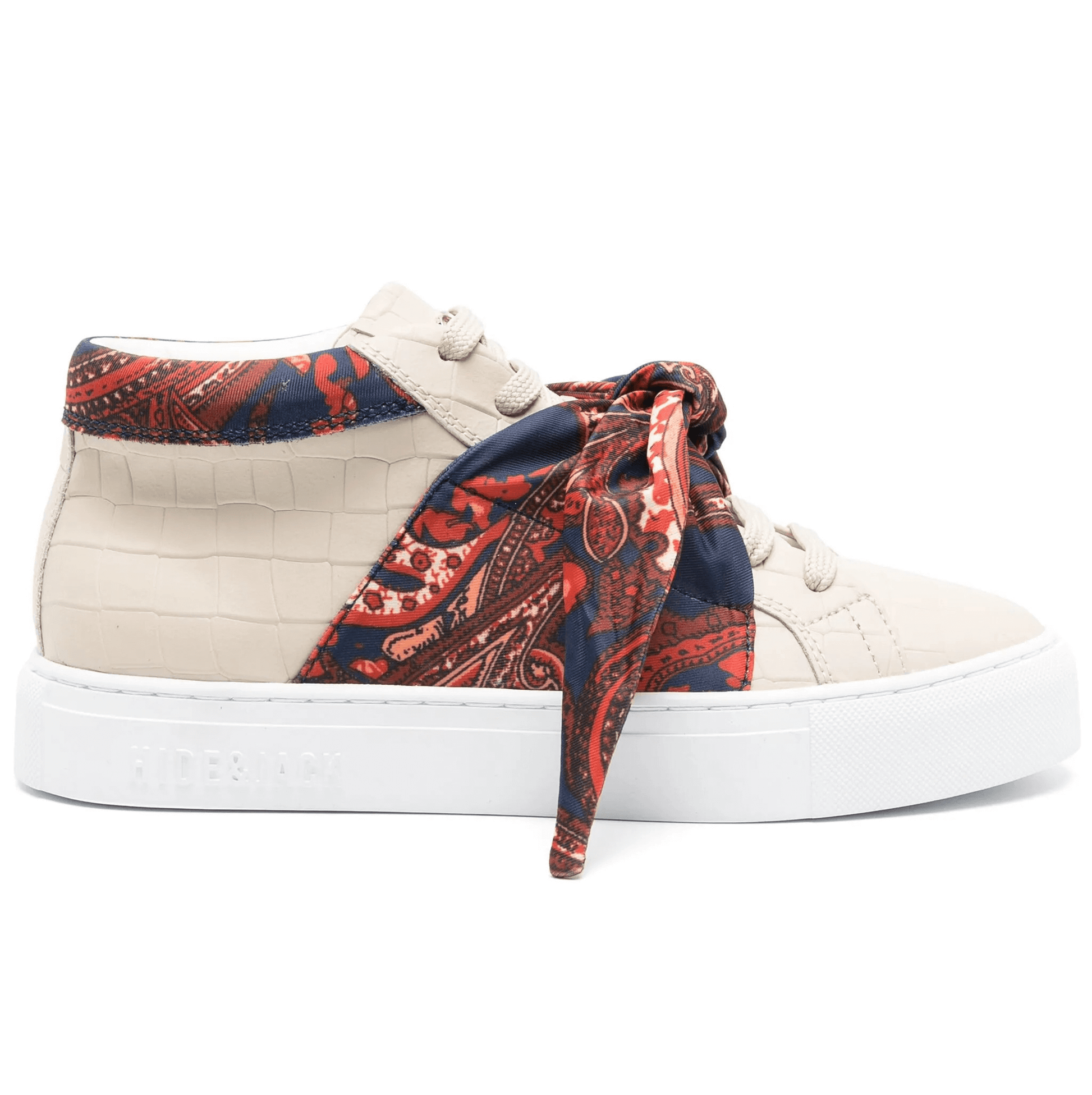 sneakers donna beige multicolore con dettagli in pelle e stampa bandana, chiusura con lacci e nodo.