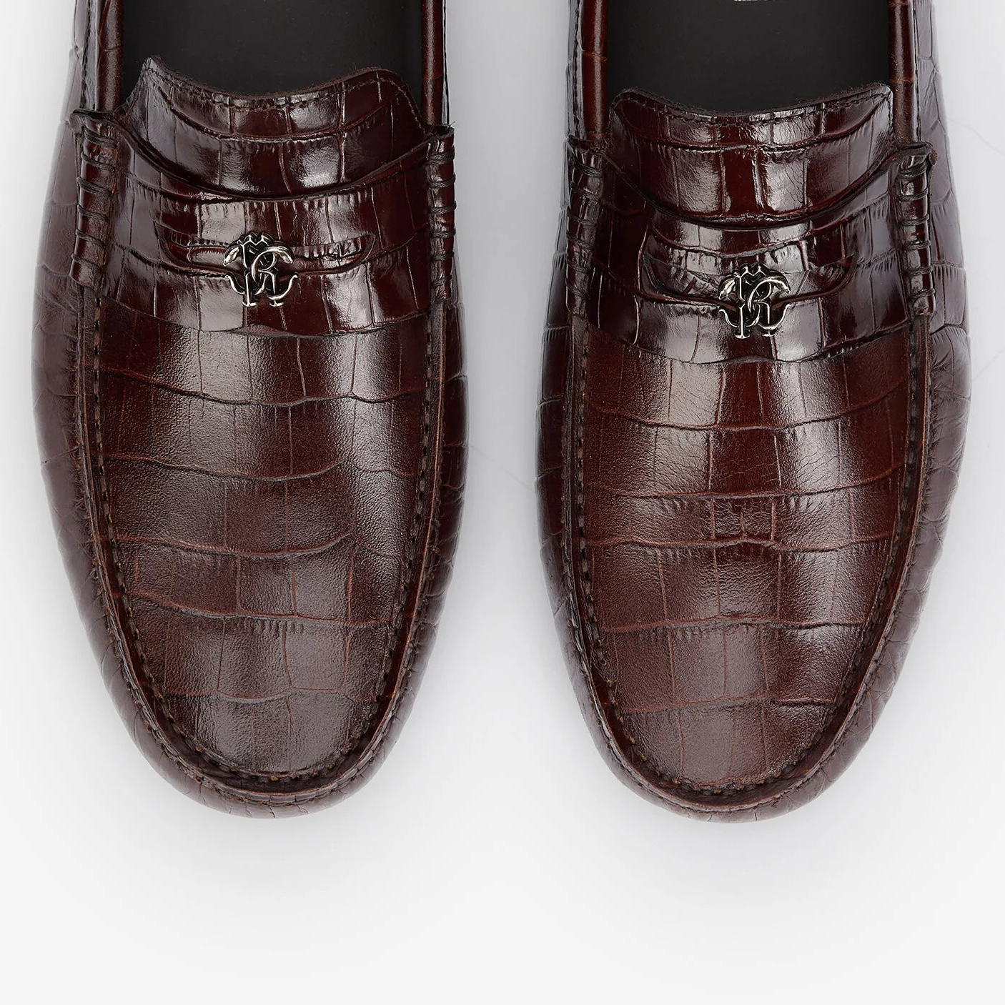Mocassini eleganti in pelle con stampa coccodrillo e dettaglio metallico, simbolo di eleganza senza tempo.