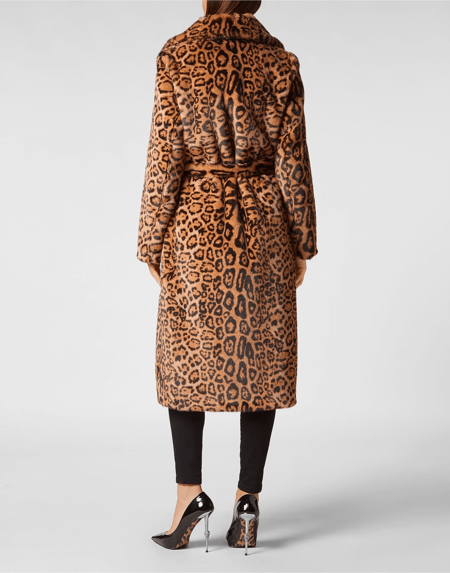 Soprabito eco pelliccia maculata vista posteriore, con cintura, stile contemporaneo, moda donna.
