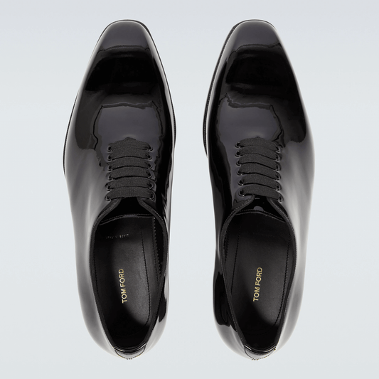 stringate Tom Ford in pelle, modello Oxford in pelle di vitello verniciata, colore nero, allacciatura tradizionale.