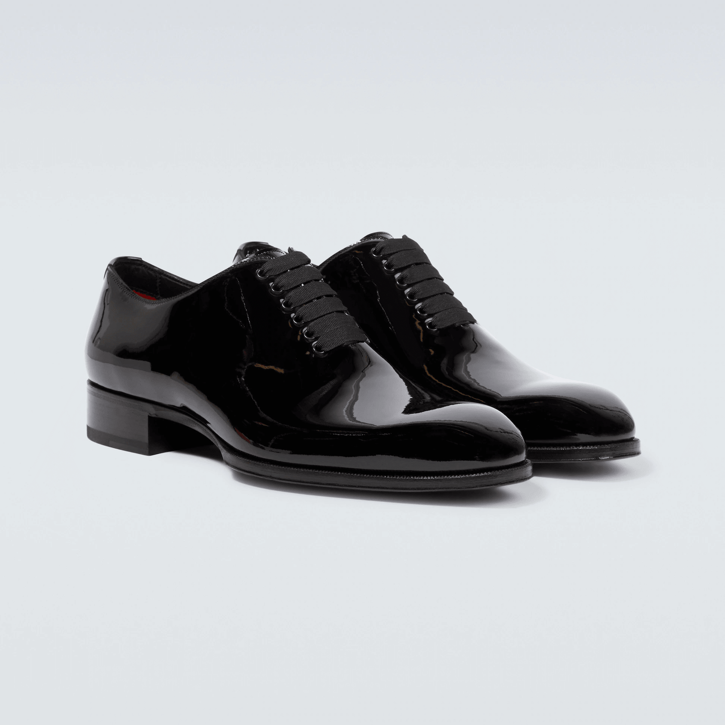 stringate Tom Ford in pelle, eleganti scarpe Oxford nere in pelle verniciata con allacciatura tradizionale.