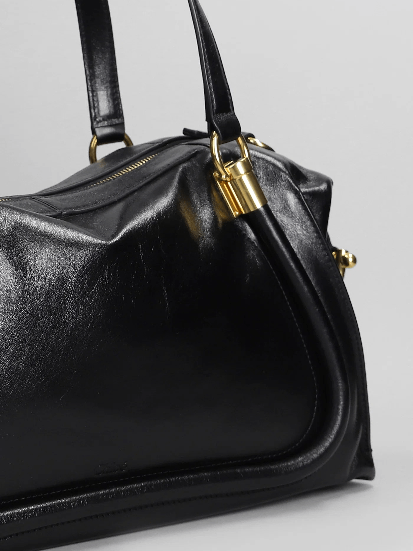 Chloé Borsa a Spalla in Pelle con Tracolla Regolabile, in pelle nera con hardware dorato, design elegante.
