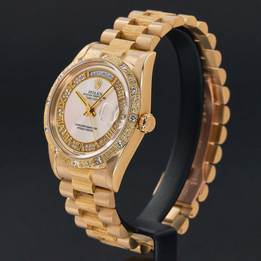 Rolex Day-Date 18308 oro giallo 18K con quadrante bianco e cassa in oro, orologio di lusso iconico.