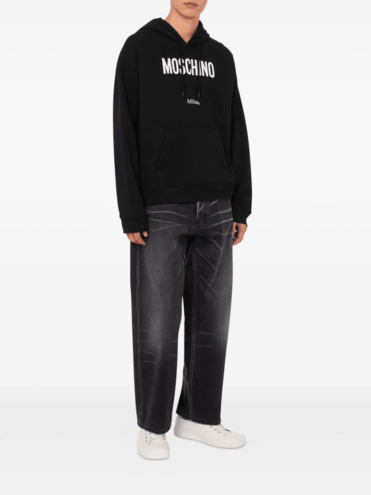Moschino Felpa 180Y10X00X100 - Confort, felpa nera con logo Moschino e Milano, design contemporaneo e comfort.