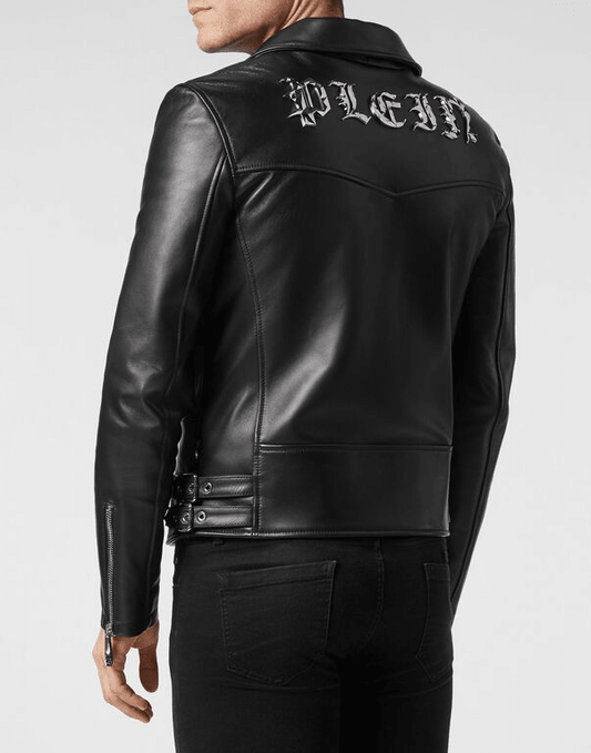 Giacca nera in pelle 1900PVH04L100 indossata da uomo, con dettagli in zip e design elegante.