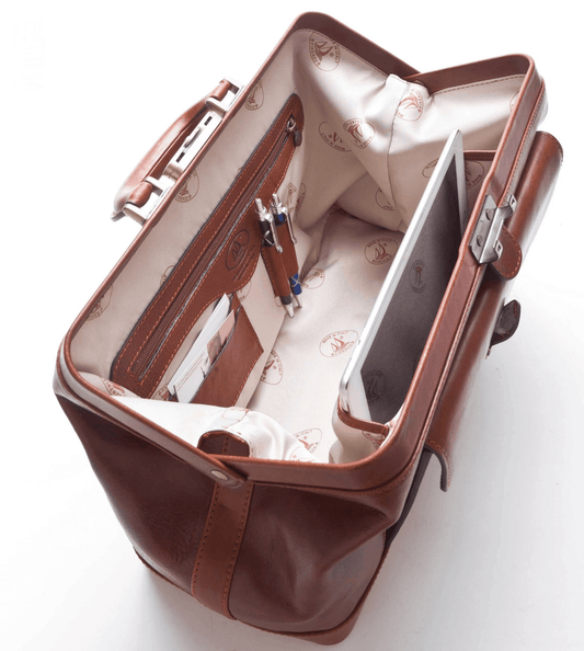 Interno della Borsa Medico 240D9D01F100 in vero cuoio Toscano con scomparti e tasche.