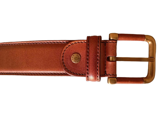 Cintura in vitello eleganza italiana con fibbia dorata in metallo e design accorciabile.