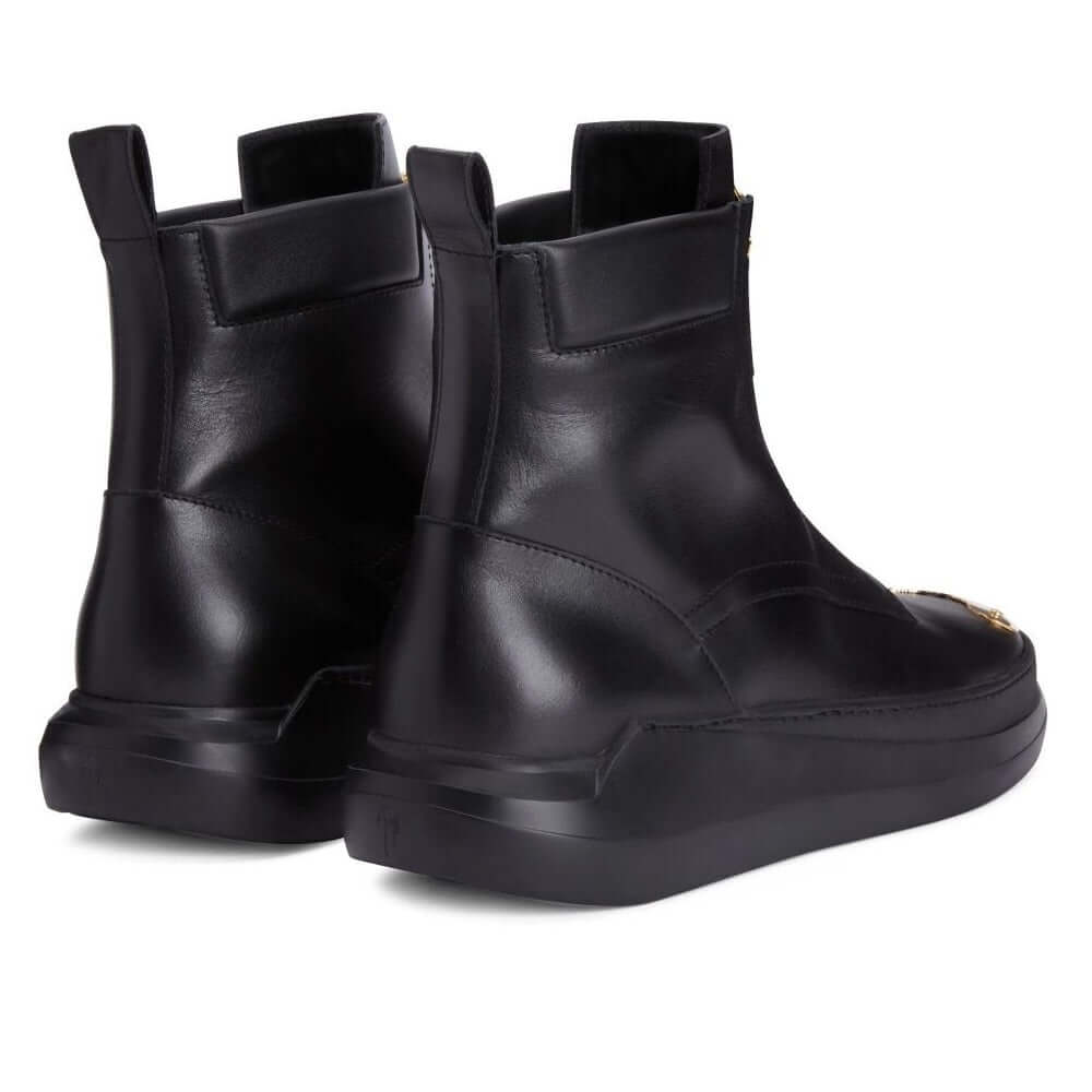 Stivaletti in Pelle Nera con Dettaglio Signature Oro — design elegante con zip e suola sportiva.