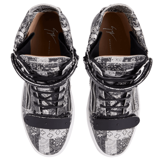 Sneakers pelle bandana nera 500G5P00P100 con zip argento e suola bianca in gomma.