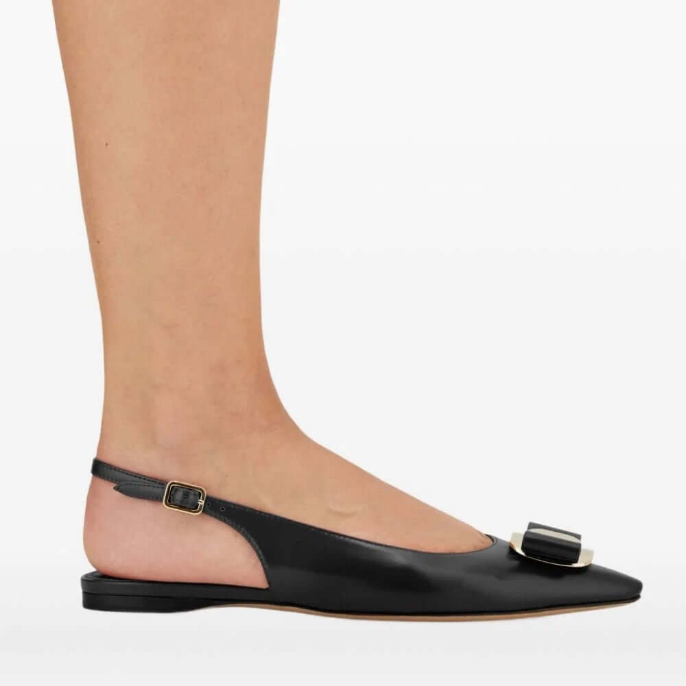 FERRAGAMO Décolleté in Pelle con Cinturino Slingback - Scarpe eleganti in pelle nera con fibbia decorativa.
