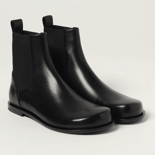 Stivaletti Chelsea Fendi in Nappa di Agnello – Stivale elegante in pelle nera con dettagli artigianali.