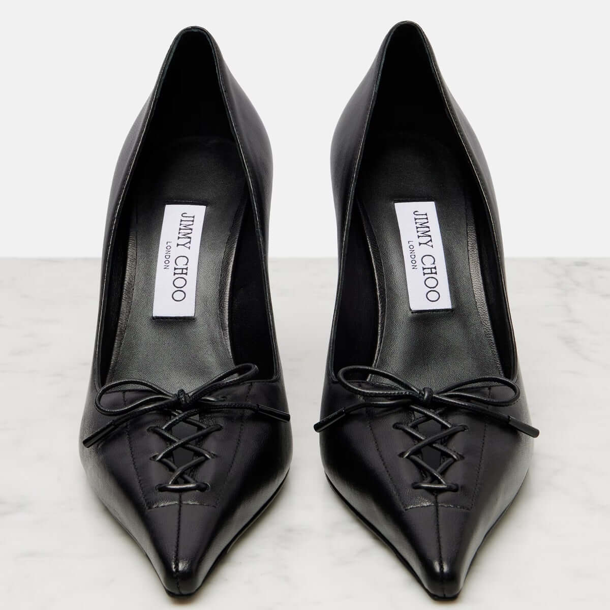 JIMMY CHOO Pumps Scarlett in Pelle Nera con Dettagli a Corsetto per un look elegante e seducente.