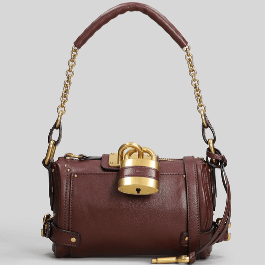 Chloé Borsa a Spalla in Pelle Gold con Manico a Catena e Lucchetto su sfondo neutro.