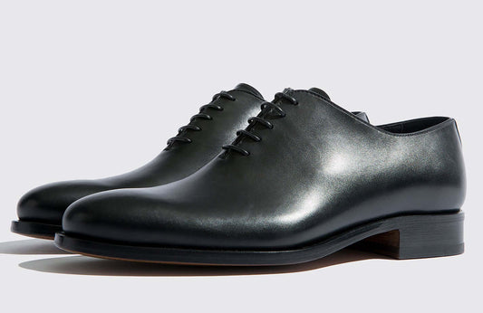 Stringate 100F10R01R300, oxford in pelle nera liscia, realizzate a mano con tacco in cuoio.