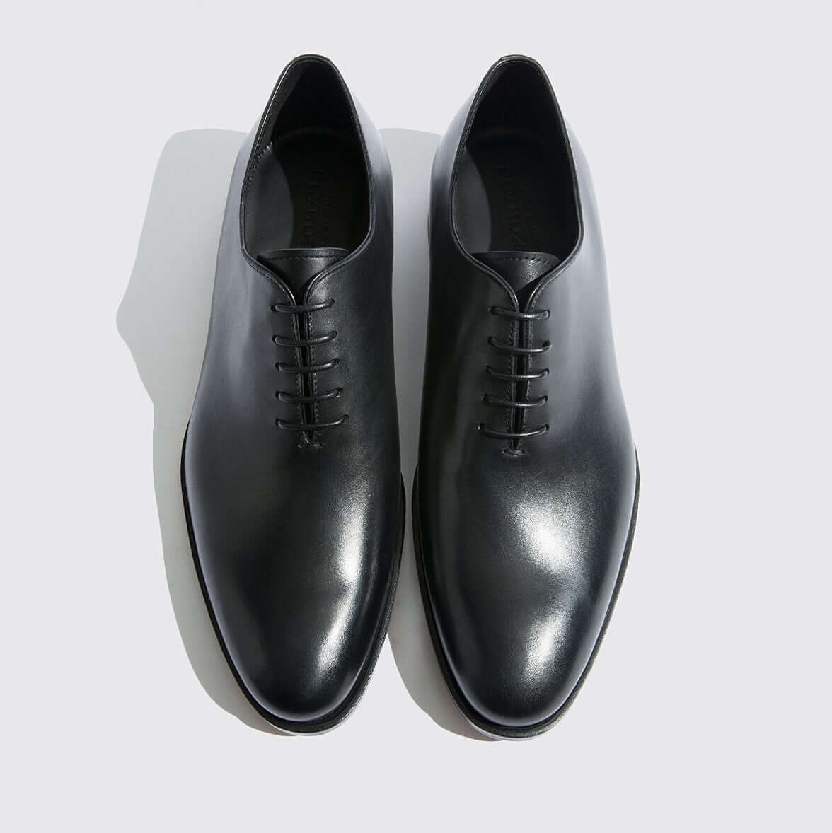 Stringate 100F10R01R300 in pelle di vitello nera, Oxford a mano con tacco cuoio, collezione Made in Italy.