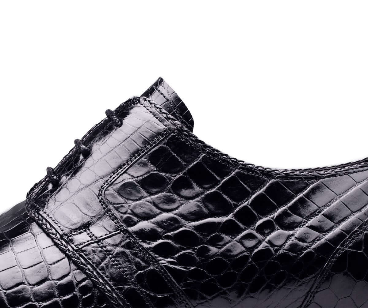 Scarpe derby coccodrillo di lusso FNS-STR1CROCO in pelle lucida nera, raffinatezza artigianale italiana.