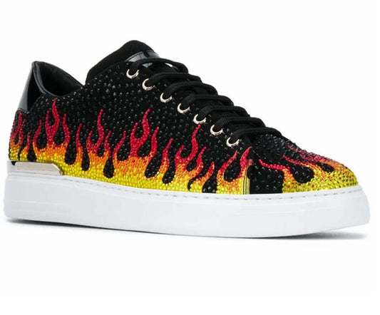 Sneakers artigianali con fiamme e cristalli FRT-PHP400A, design audace con stampa fiamme e dettagli luxury.