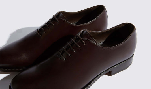 stringate uomo pelle liscia marrone con lacci, modello classico in pelle di vitello marrone elegante.