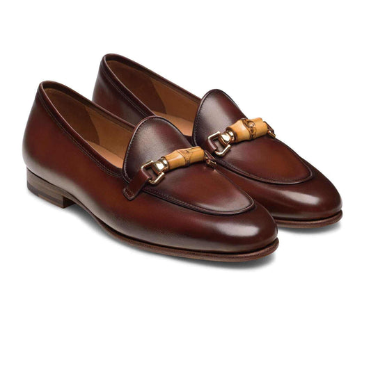 Come abbinare loafers donna premium: eleganti loafers in pelle marrone con dettagli in metallo.