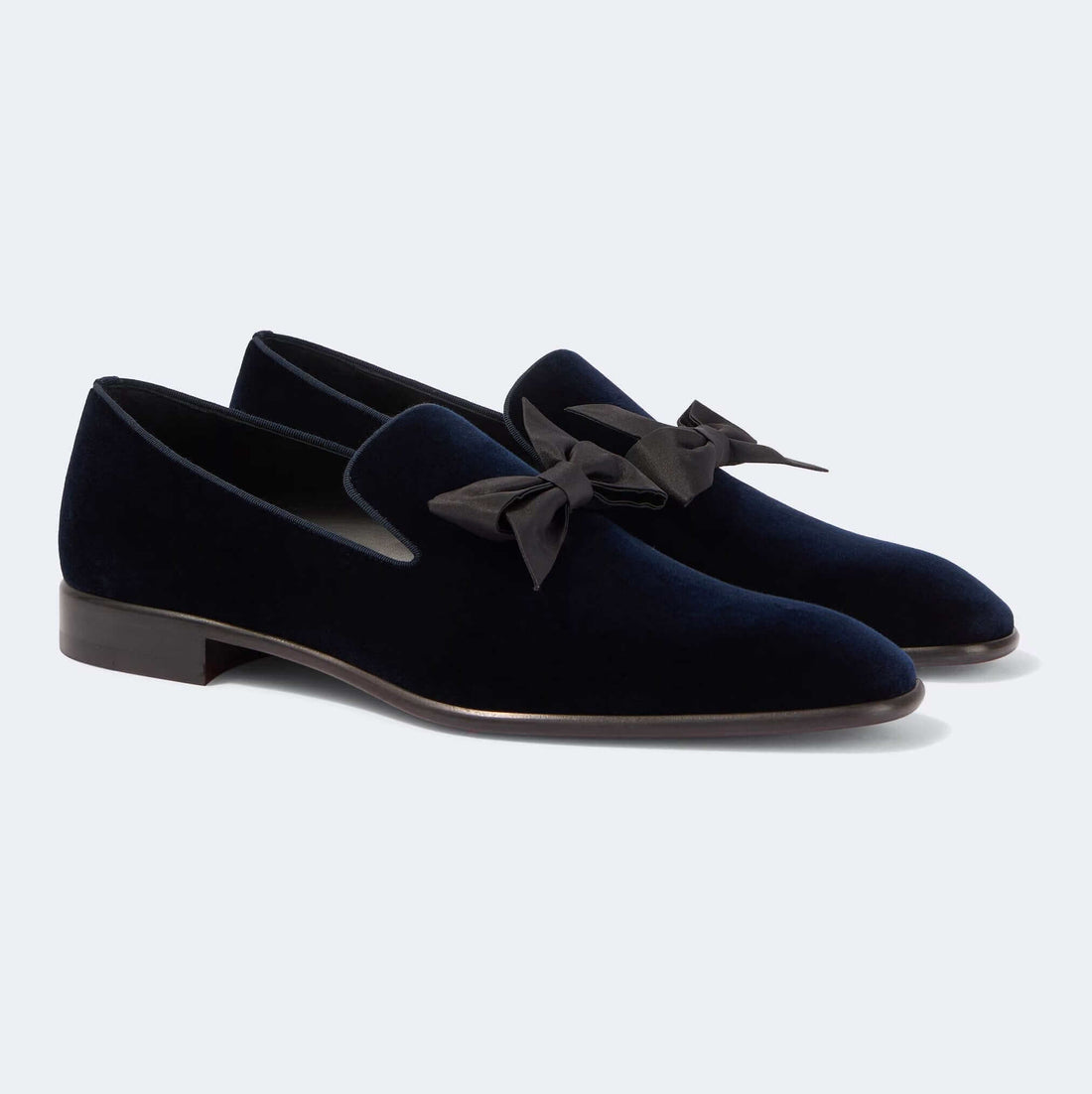 Scarpe da cerimonia lusso uomo come sceglierle: eleganti mocassini blu con fiocco per occasioni speciali.