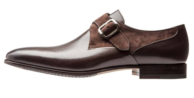 Scarpa elegante in pelle scura con cinturino, collezione di moda Prima Pagina.
