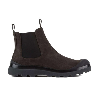 Stivaletti in suede marrone 075B4R01T100 con suola design guscio ed elastici laterali neri.