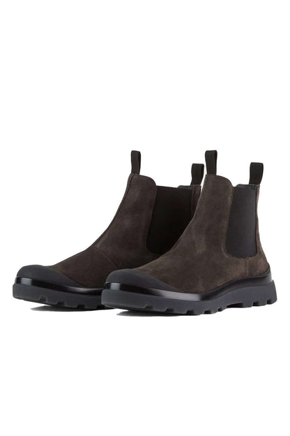Stivaletti in suede marrone 075B4R01T100 con suola a guscio e elastici laterali neri.