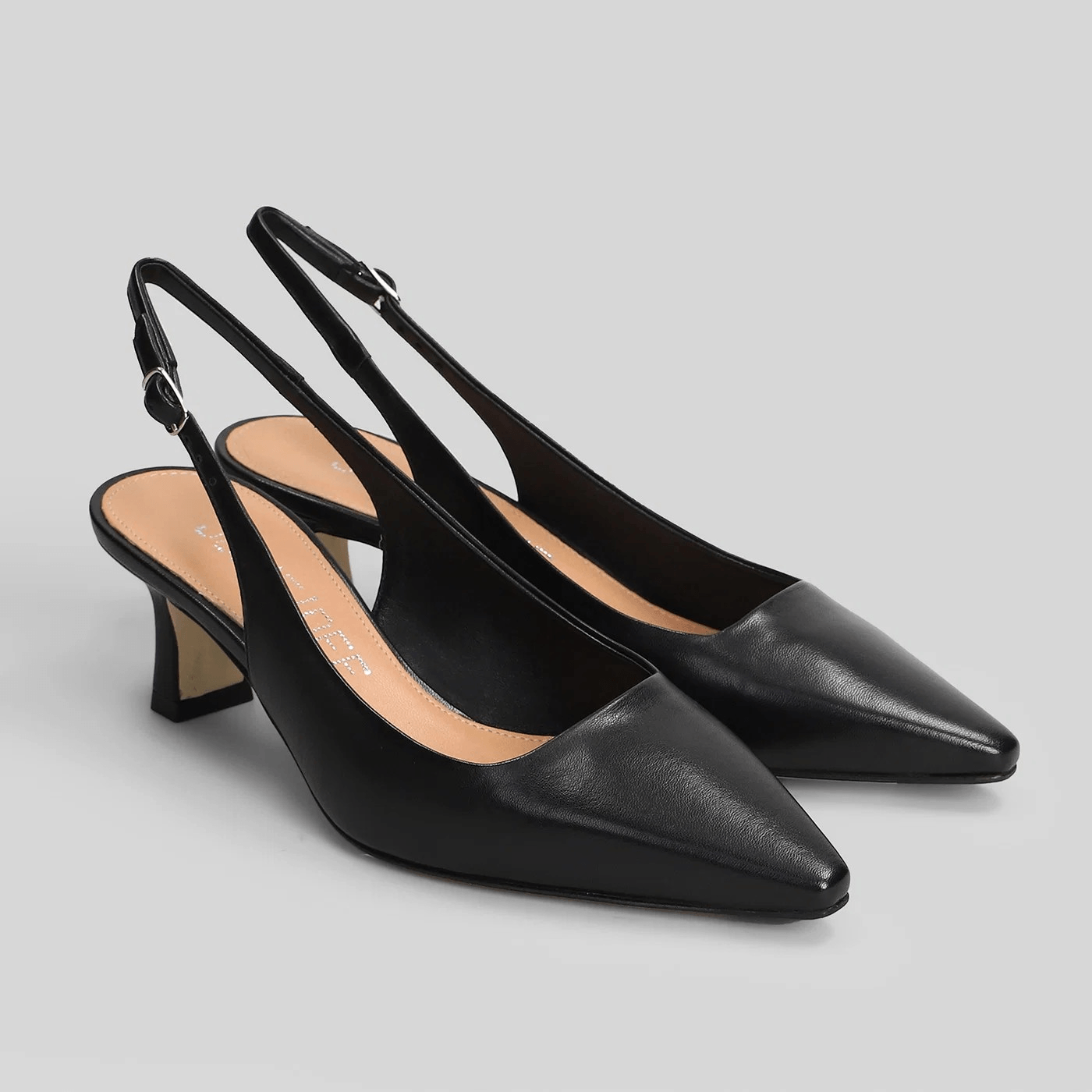 Décolleté in Pelle Nera  Collection CMI — Tacco Stiletto 6 cm, scarpa sling back nera con tacco elegante.