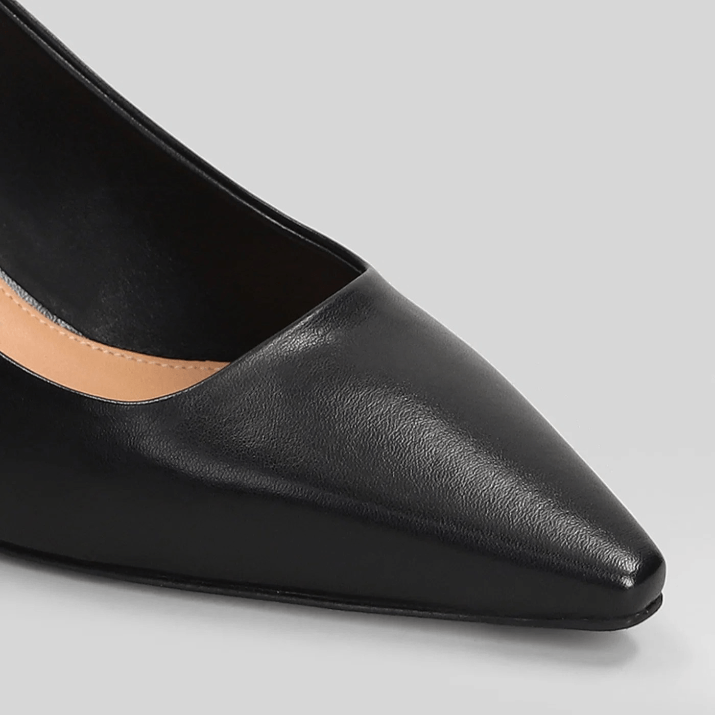 Décolleté in Pelle Nera  Collection CMI — Tacco Stiletto 6 cm, scarpa sling back nera con tacco elegante.