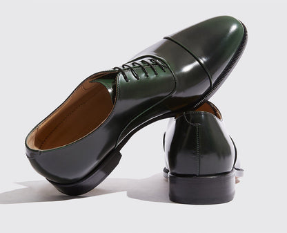 Stringate artigianali made in Italy, oxford in pelle lucida verde con cuciture a mano e suola in pelle.