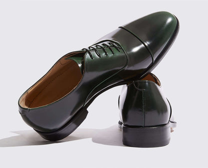 stringate verdi made in Italy in a polished leather finish, showcasing intricate Blake stitching and natural leather lining.