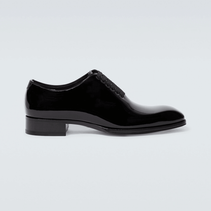 stringate Tom Ford in pelle, modello Oxford in pelle di vitello verniciata con allacciatura tradizionale.