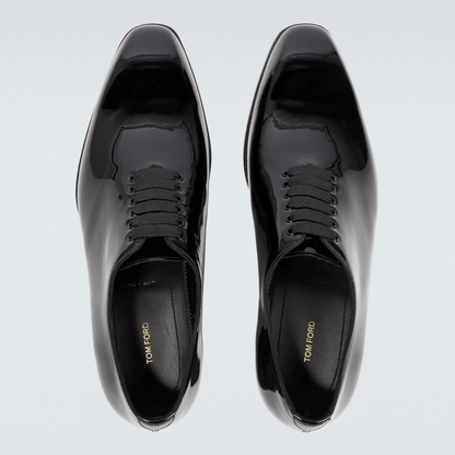 stringate Tom Ford in pelle, modello Oxford in pelle di vitello verniciata, colore nero, allacciatura tradizionale.