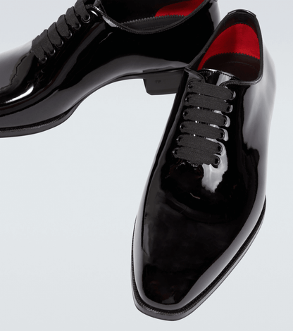 stringate Tom Ford in pelle modello Oxford in vernice nera con allacciatura tradizionale e tacco a blocco.