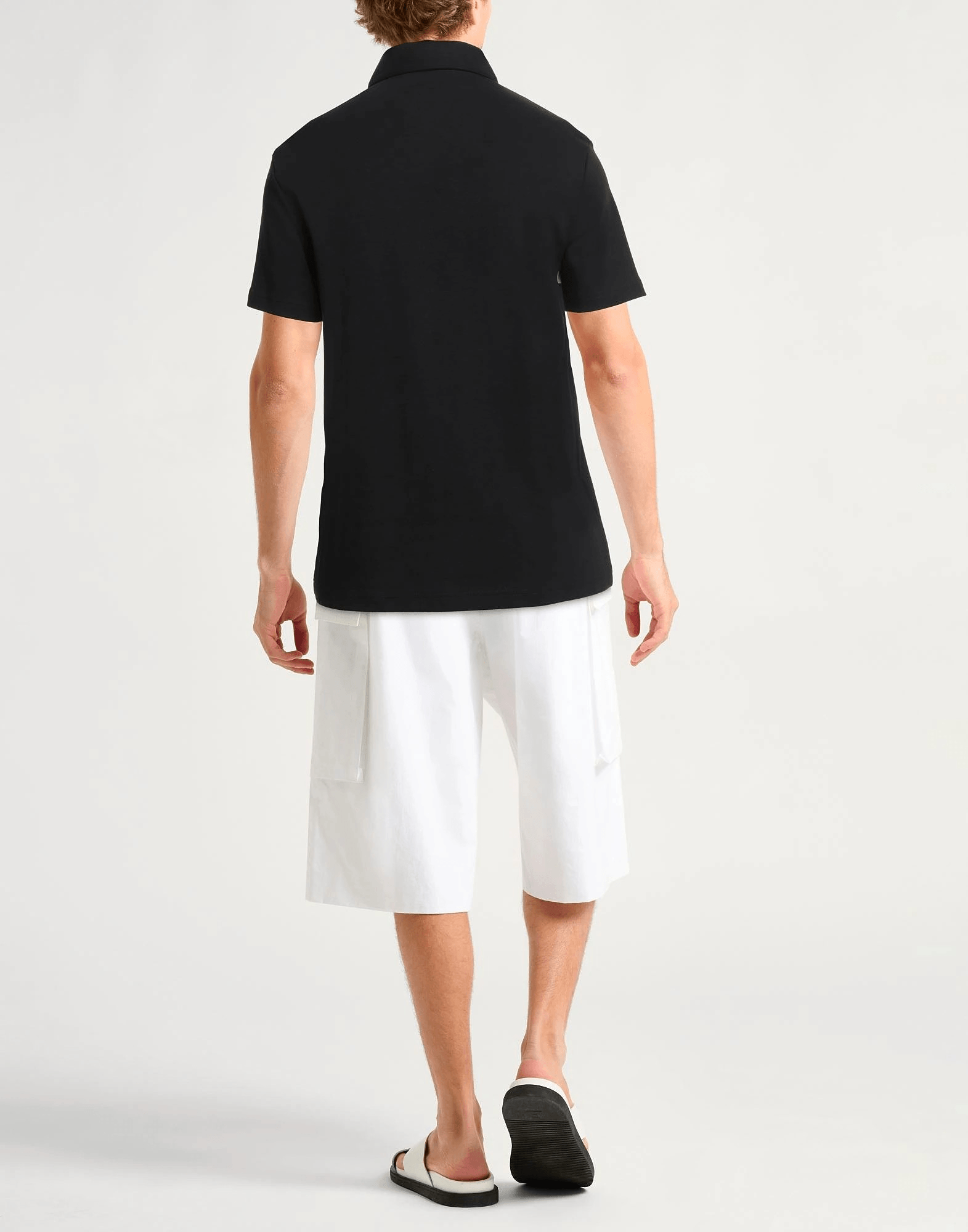 Versace T-shirt Jersey Nero 120Y10X03X100 con stampa logo su un design elegante in jersey nero.