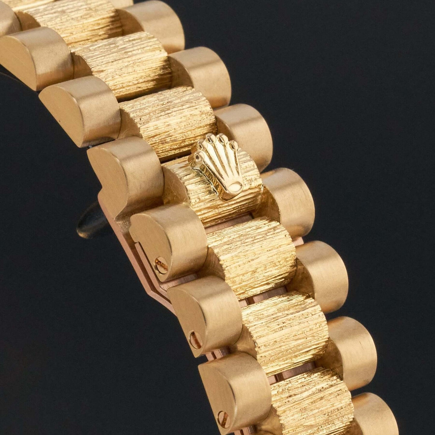 Rolex Day-Date 18308 oro giallo 18K con quadrante bianco e cassa in oro, orologio di lusso iconico.