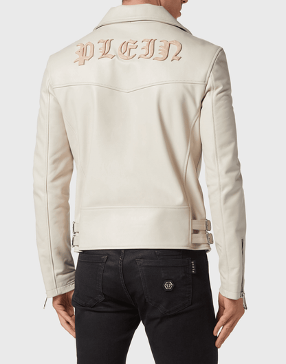  Giacca nera in pelle 1900PVH04L100 indossata da uomo, con dettagli in zip e design elegante.