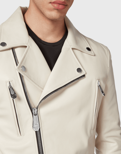  Giacca nera in pelle 1900PVH04L100 indossata da uomo, con dettagli in zip e design elegante.
