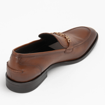 Roberto Cavalli mocassini pelle marrone uomo – Made in Italy, eleganti mocassini in pelle marrone con dettaglio distintivo.