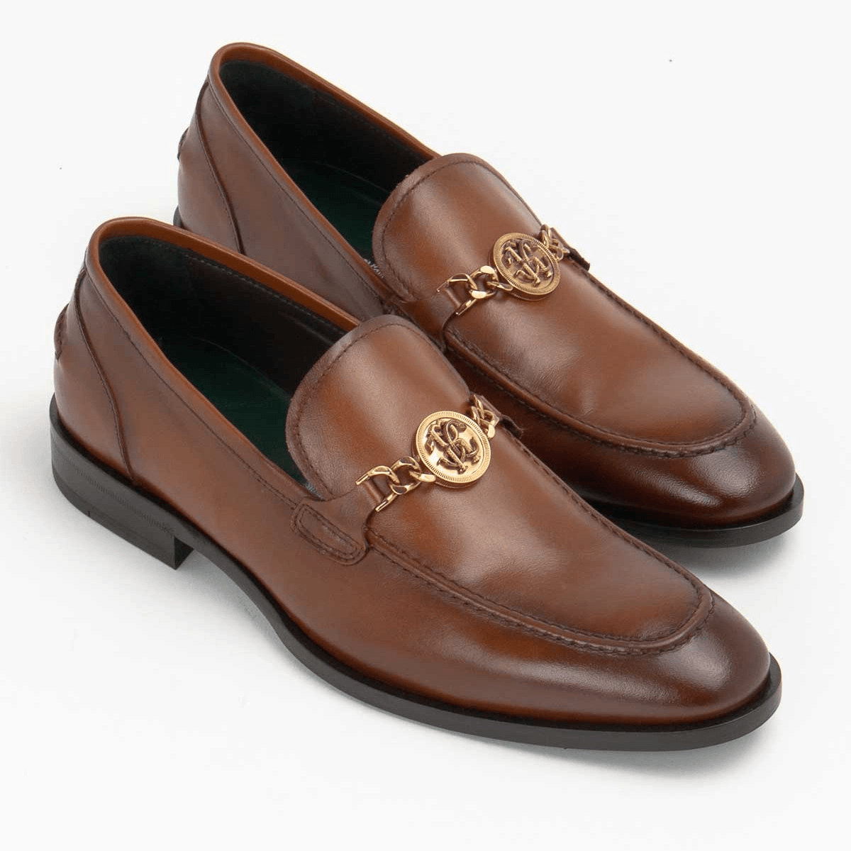 Roberto Cavalli mocassini pelle marrone uomo – Made in Italy, eleganti mocassini in pelle marrone con dettaglio distintivo.