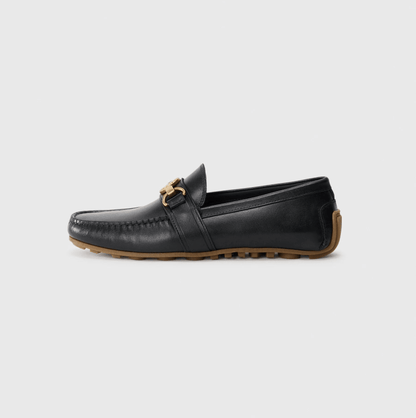 Moschino mocassini pelle in pelle nera con dettaglio in oro, modello elegante e confortevole.