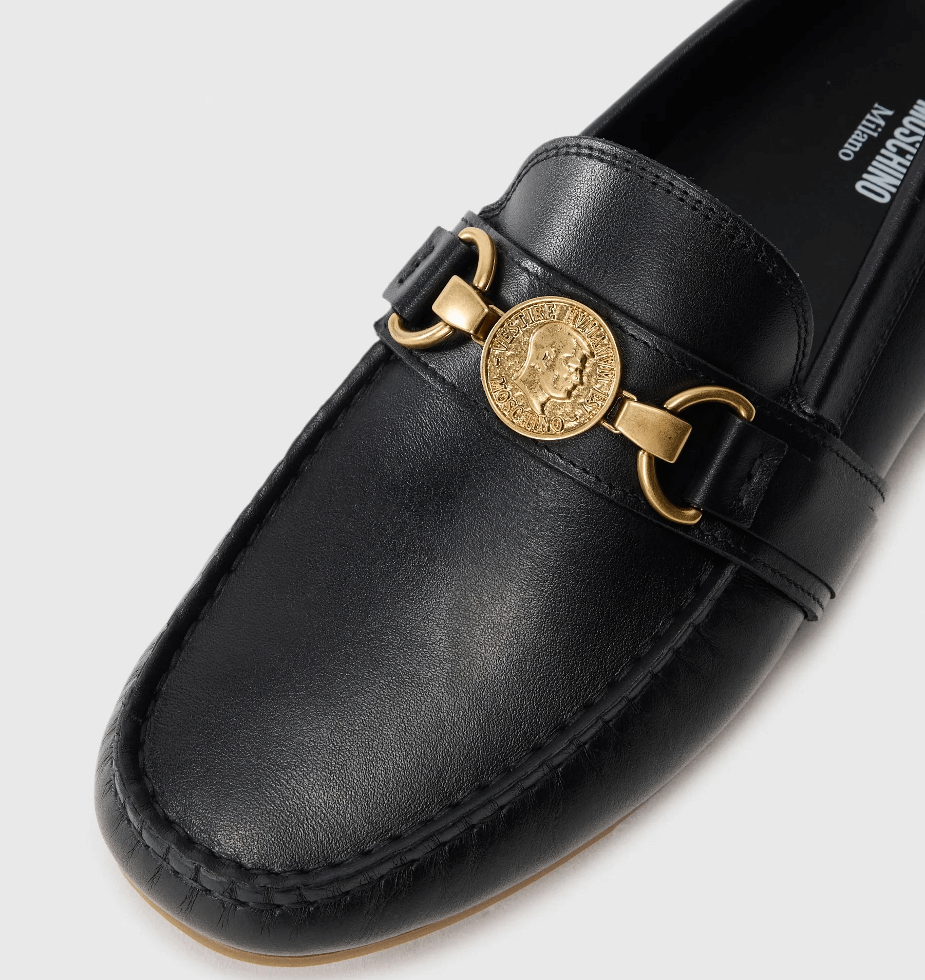 Moschino mocassini pelle in pelle nera con dettaglio decorativo in oro