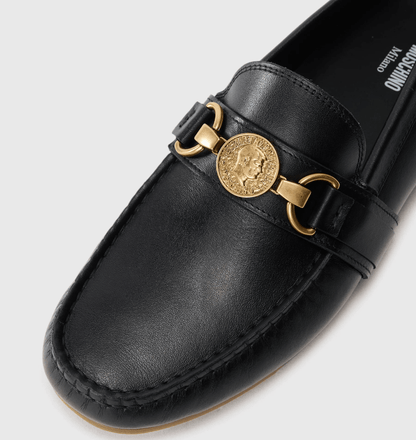 Moschino mocassini pelle in pelle nera con dettaglio decorativo in oro