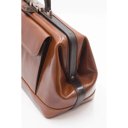 Borsa Medico 240D9D01F100, borsa da medico in vero cuoio Toscano, vista laterale con chiusura robusta.