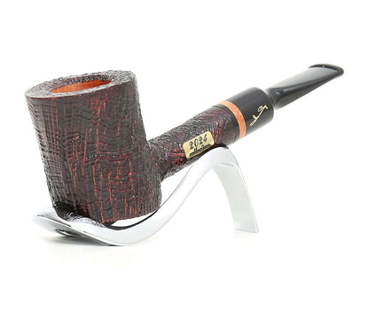 Pipa artigianale italiana Bocchino metacrilato Mod. 28070V05N100 su supporto elegante con finiture in metacrilato.