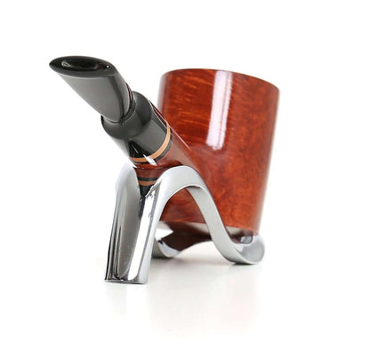 Pipa artigianale italiana Bocchino metacrilato Mod. 28070V05N100 su supporto elegante con finiture in metacrilato.