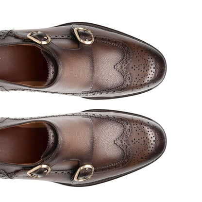 fibbie brogue doppia fibbia 300M7G00N200 - Dettagli artigianali su scarpe eleganti con doppia fibbia e stile brogue.