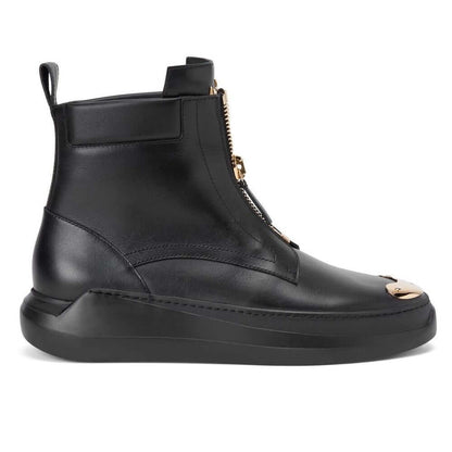 Stivaletti in Pelle Nera con Dettaglio Signature Oro — design elegante con zip e suola sportiva.