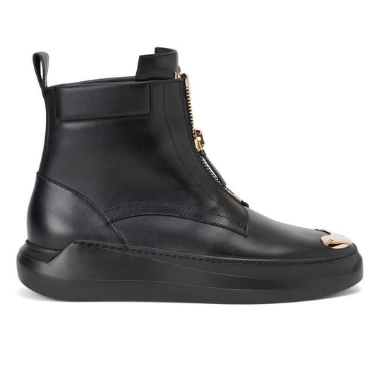 Stivaletti in Pelle Nera con Dettaglio Signature Oro — design elegante con zip e suola sportiva.