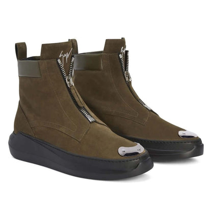 Stivaletti in Pelle Nera con Dettaglio Signature Oro — design elegante con zip e suola sportiva.